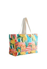 Levendige stoffen tas met een meerkleurig patroon van fruit en bladeren, voorzien van lichtgekleurde canvasriemen en een rechthoekige vorm.