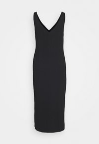 Czarna prążkowana sukienka midi z głębokim dekoltem w kształcie V, dopasowanym fasonem i teksturowanym materiałem. Brak widocznych wzorów; gładkie krawędzie u dołu.