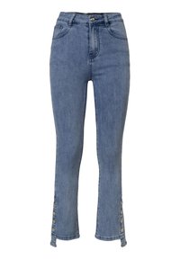 Jeans de mezclilla azul de cintura alta, con un ajuste slim y detalles de botones en el tobillo. Presenta cinco bolsillos y un cierre de cremallera.