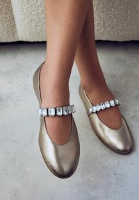 Next REGULAR FIT - SIGNATURE STRAP - Riemchenballerina - gold