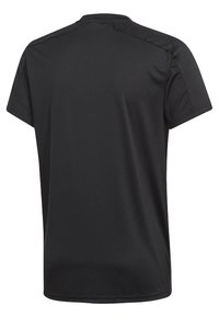 T-shirt nera a maniche corte realizzata in un tessuto leggero e liscio. Presenta un collo rotondo e non ha motivi o dettagli aggiuntivi.