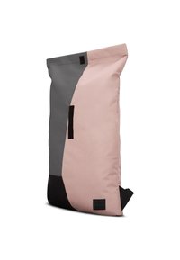 Flerfärgad väska med rosa, grå och svart tyg. Har en geometrisk design med slät yta och en svart etikett på botten.