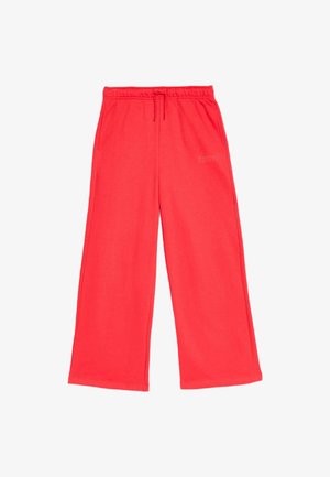 Pantalons de survêtement rouges à jambes larges, fabriqués en tissu doux, avec une taille élastique et un cordon de serrage. Présente un texte imprimé sur le côté.