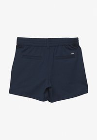 Mörkblå shorts med elastisk midja, med två bakfickor, slät tygtextur och en ren, enkel design.