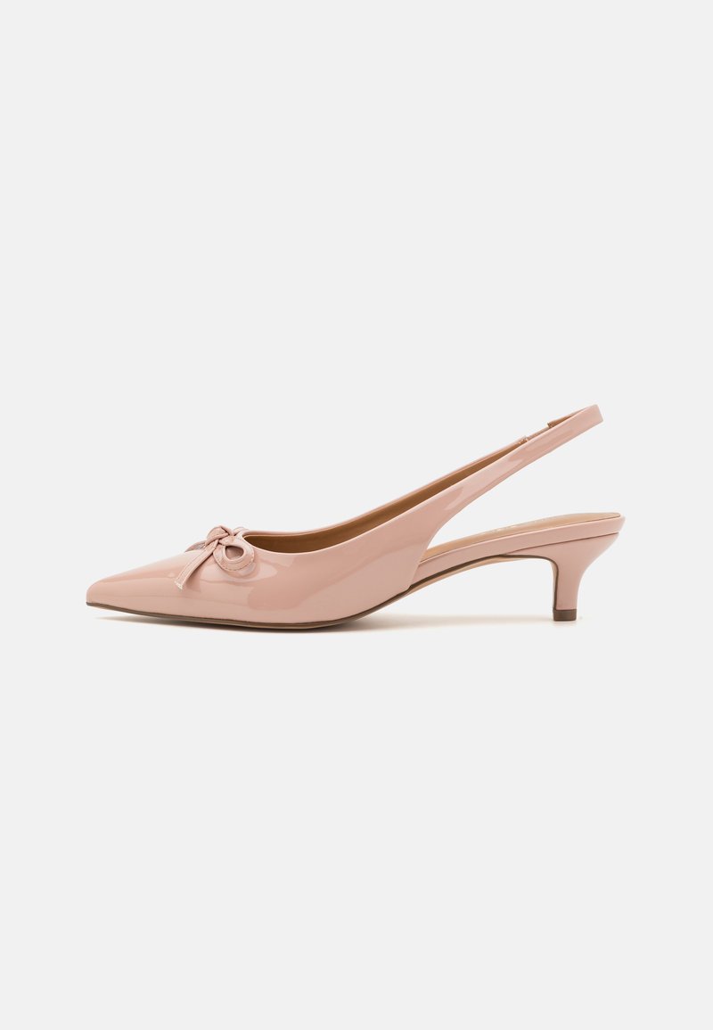 Patent rosa slingback hæler med spiss tå, sløyfedetalj foran og lav kitten hæl. Glatt tekstur med en blank finish.