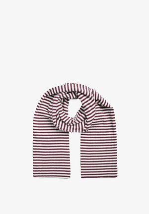 Écharpe tricotée avec des rayures horizontales alternées bordeaux et blanches, pliée en boucle lâche avec les deux extrémités pendant.