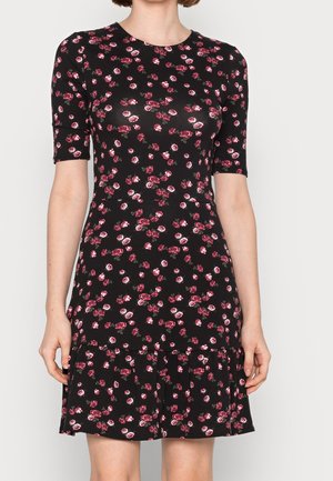 Schwarzes Kleid mit floralem Muster und kleinen pinkfarbenen Rosen. Kurze Ärmel, rundes Halsauschnitt und ein ausgestellter, gerüschter Saum. Weicher Stoff.