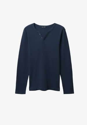 Maglietta henley a maniche lunghe di colore blu navy con una texture a nido d'ape, patta con tre bottoni e scollo arrotondato. Il tessuto sembra morbido e traspirante.