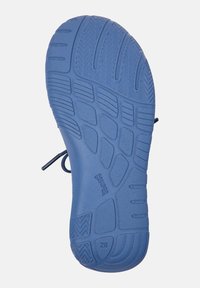 Suola di scarpa in gomma blu con motivo del battistrada testurizzato, dettagli sensoriali e logo. Lacci vicino al tallone con la misura "28."