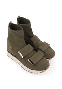 Zapatillas altas de punto en verde olivo con dos anchas correas de Velcro, suelas moteadas en blanco y suelas exteriores de goma marrón.