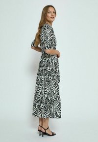 PEPPERCORN PCTOMINA - Denné šaty - black print