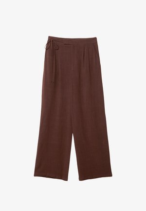Pantaloni larghi marroni con vita regolabile, caratterizzati da pieghe e una texture morbida, realizzati in tessuto leggero.