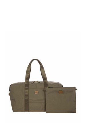 Sac de voyage vert olive en tissu résistant, doté de deux poignées, d'une fermeture éclair et d'une petite poche détachable, avec des accents en cuir brun.