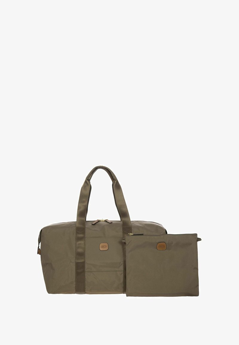 Olijfgroene sporttas gemaakt van duurzaam materiaal met twee handvatten, een ritssluiting en een afneembare kleine tas, met bruine leren accenten.