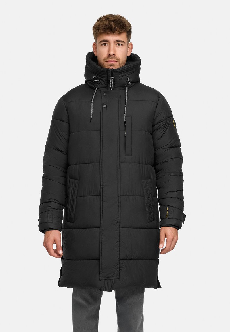 Zwarte gewatteerde jas met hoge kraag, verstelbare koord en zakken aan de zijkant. Heeft een gladde textuur en een opvallend gestikte patroon.