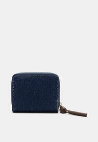 Portafoglio in denim blu scuro con cuciture dorate, forma rettangolare, chiusura con zip e una tracolla in pelle marrone. Texture morbida.