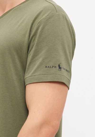 T-shirt olive vert à manches courtes en coton doux. Présente un petit logo bleu marine sur la manche avec le texte "RALPH LAUREN" et un graphique de cheval.