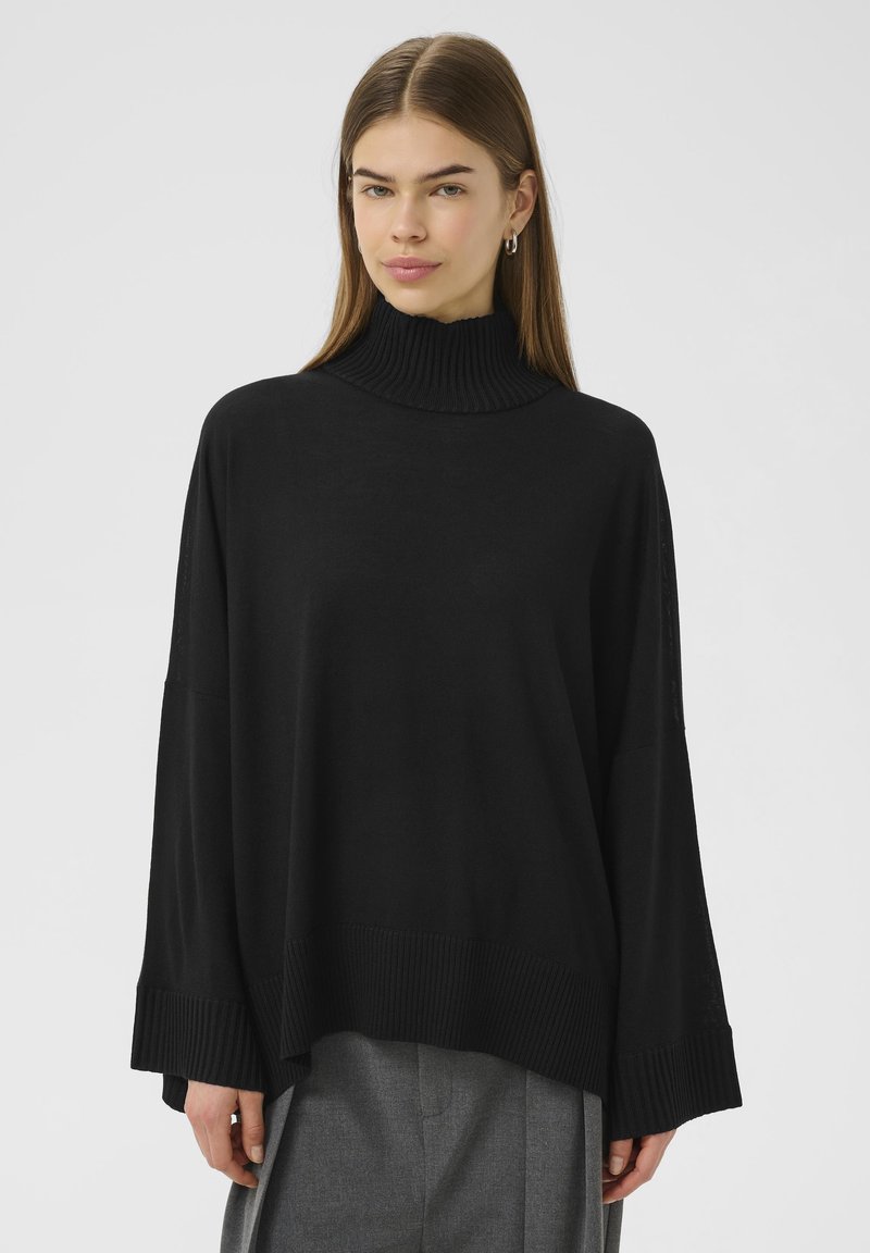 Črni, oversized pulover s turtleneck ovratnikom, z ribano teksturo in širokimi rokavi, ki ima subtilno lahkotno pletenje in sproščen silhueto.