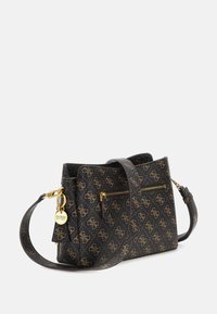 Černá kabelka z umělé kůže s zlatým logem, zipovou kapsou a zlatými akcenty. Disponuje odnímatelným ramenním popruhem. Kompaktní design.