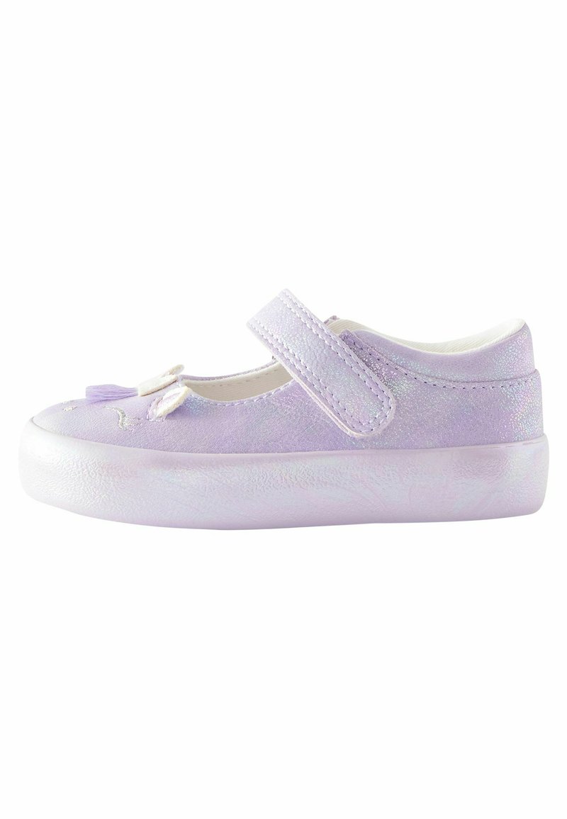 Chaussure de style Mary Jane violette avec une finition brillante, intérieur blanc, une sangle ajustable et des pompons décoratifs sur le bout. Semelle blanche.