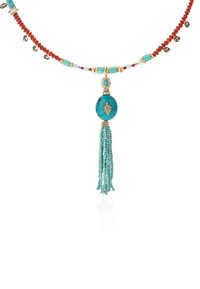 Collier en perles turquoise avec un pendentif central en turquoise orné d'accents dorés et d'une frange de petites perles turquoise. Perles d'accent rouges et bleues.