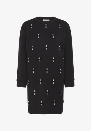 Schwarzes Sweatshirtkleid mit langen Ärmeln, verziert mit silbernen und schwarzen Applikationen, die in einem Kreuzmuster angeordnet sind. Weiche Stofftextur.