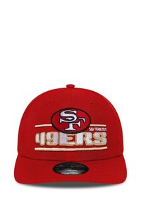 Rote Mütze mit gesticktem "SF"-Logo und "49ers" in Gold und Weiß. Verfügt über eine strukturierte Krone und einen flachen Schirm, gefertigt aus Baumwollmaterial.