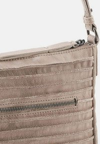 Borsa a tracolla beige realizzata in pelle texturizzata, con cuciture orizzontali, chiusura con zip superiore e tasca frontale con zip.
