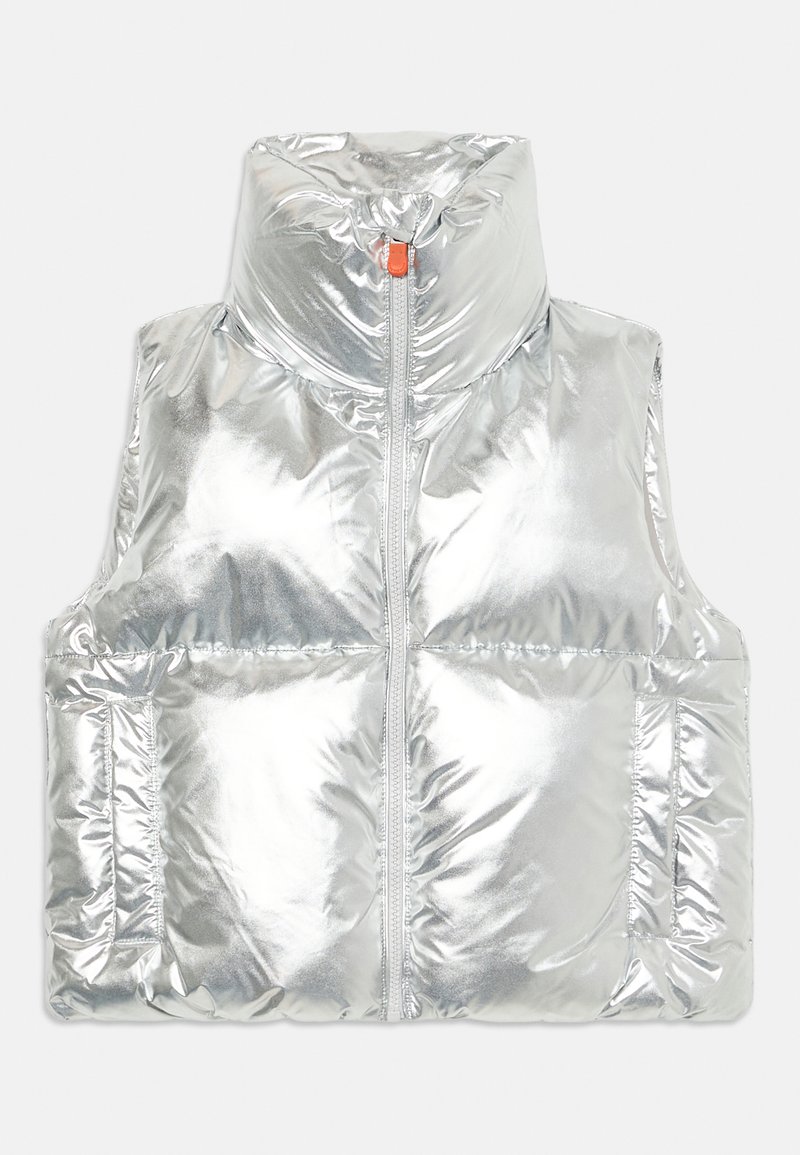 Srebrna kamizelka puffer z wysokim kołnierzem, zamkiem błyskawicznym z przodu i dwoma bocznymi kieszeniami. Gładka, odbijająca światło tekstura z wyściełanymi sekcjami dla lepszej izolacji.