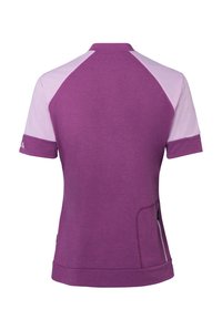 T-shirt de sport violet à manches courtes avec des manches raglan rose clair et une petite poche zippée sur le côté droit du bas du dos.