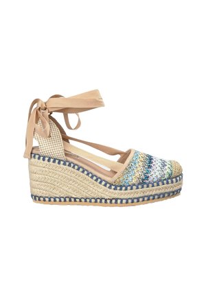 Sandal con zeppa in espadrille, caratterizzata da tomaia intrecciata multicolore, cinturini in tessuto beige e suola in juta intrecciata con cuciture blu a contrasto.
