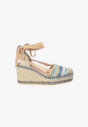 Wedge-espadrillesandale mit mehrfarbig gewebtem Obermaterial, beigen Stoffriemen und geflochtener Jutesohle mit blauer Akzentnaht.