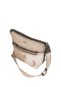 Beżowo-brązowa torba na ramię z regulowanym paskiem, przednią kieszenią na zamek, abstrakcyjnym wzorem i zamknięciem na górny zamek.