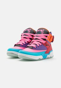 Des baskets montantes en mélange de matériaux synthétiques roses, violets et turquoise, avec des accents noirs, des lacets proéminents et des sangles réglables.