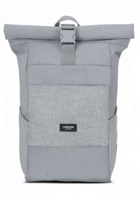 Grijze rugzak met oprolbare bovenkant, een voorvak met een gestructureerde stof, gladde zijkanten en een verstelbare riem. Voorzien van een sluiting met gespen en een merklabel.