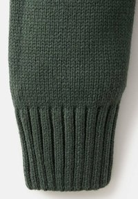 Vihreä neulepuseron hiha, jossa on ribbitekstuuria. Kangas näyttää paksulta ja lämpimältä, ja siinä on yksi yhtenäinen ommeltikkikuvio.