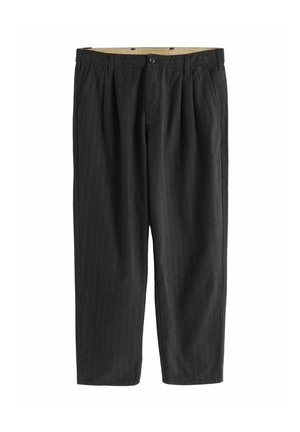 Schwarze maßgeschneiderte Anzughose mit feinen Streifen, vorderen Falten, seitlichen Taschen, Gürtelschlaufen und Knopfverschluss.