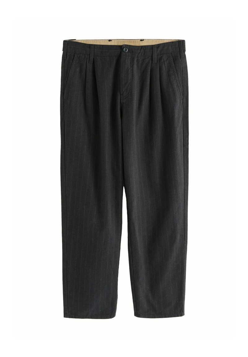 Schwarze maßgeschneiderte Anzughose mit feinen Streifen, vorderen Falten, seitlichen Taschen, Gürtelschlaufen und Knopfverschluss.