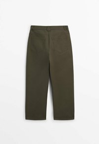 Olijfgroene katoenen broek met een rechte snit, twee achterzakken en een klassieke tailleband met riemlussen. Gladde textuur en getailleerd ontwerp.