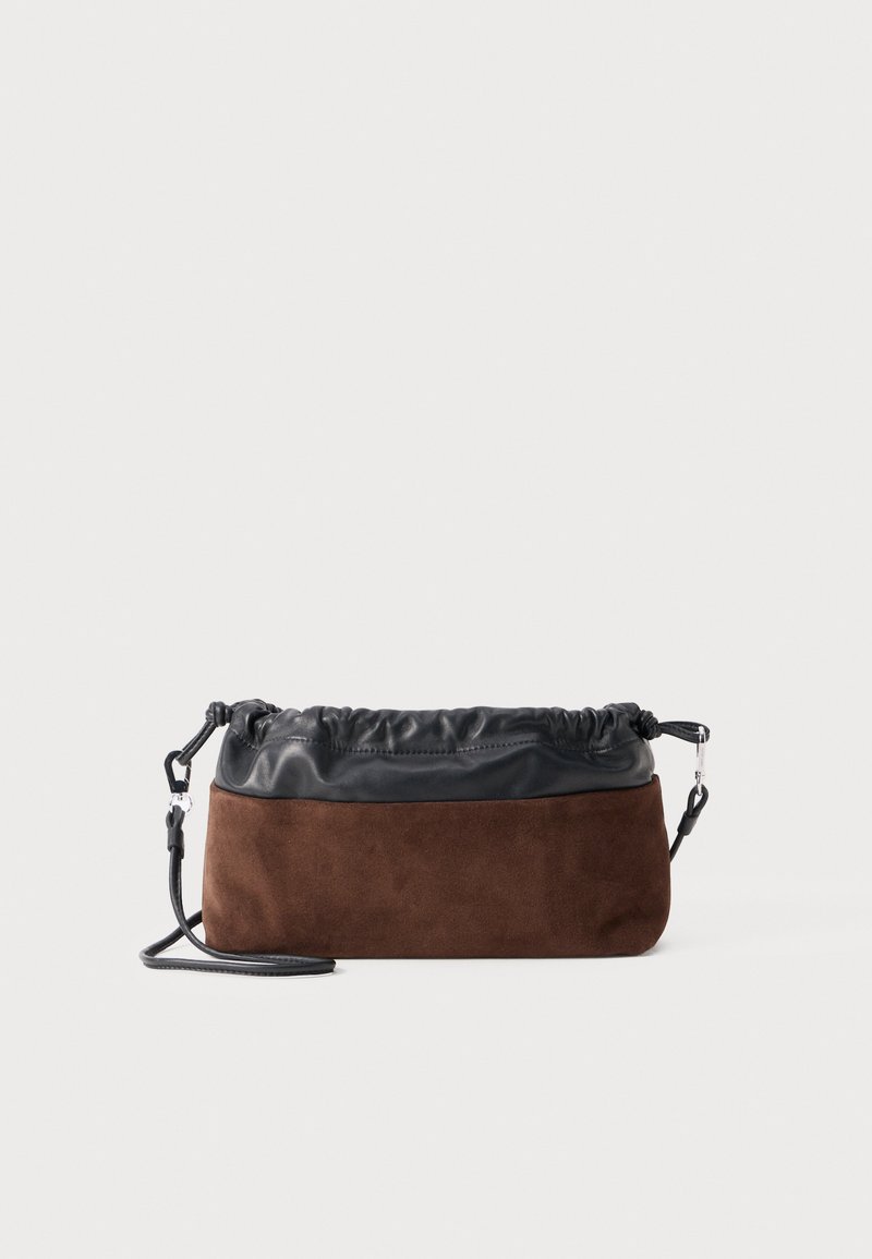 Geantă mică rectangulară cu un fund din suede maro închis și un top din piele neagră pliată, având o curea de umăr detașabilă de culoare neagră.