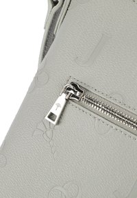 Borsa in pelle grigia con texture, dotata di chiusura con zip argento e motivo logo in rilievo. Il tirazip presenta un dettaglio logo distintivo.