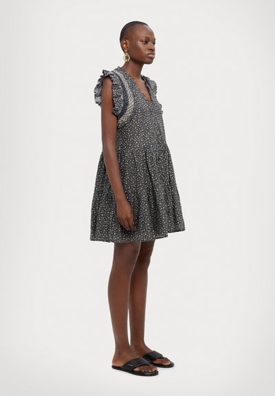 Robe à motif floral avec un décolleté en V, des manches volantes, un corsage ajusté et une jupe évasée. La palette de couleurs présente un fond sombre avec des fleurs multicolores.