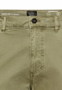 Khaki-Hose mit regulärer Passform, Knopfverschluss, Gürtelschlaufen und Innennähten mit den Aufdrucken "Regular Fit Houston" und der Marke "Camel Active".
