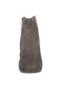 Stivaletto in suede grigio con punta arrotondata, zip laterale e dettagli di cucitura discreti. Texture liscia e altezza del tacco moderata.