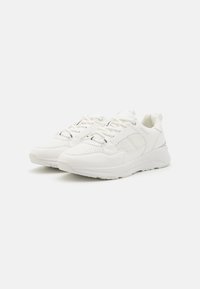 Weiße Sportschuhe mit einem Obermaterial aus Netz und Kunstleder, runder Zehenpartie, strukturierten Details und einem Schnürsystem für einen sicheren Sitz.