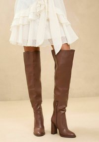 Lipsy REGULAR FIT - BLOCK HEEL LONG LEG - Stivali sopra il ginocchio - brown