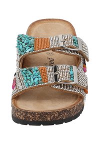 Sandal con decorazioni fucsia e Turchese, dotata di due fibbie regolabili in argento e suola in sughero. Presenta cinghie testurizzate e perline decorative.