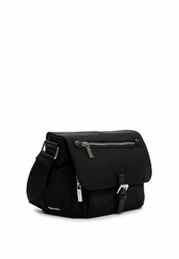 Czarna torba na ramię wykonana z nylonu, z przednią kieszenią na zamek, usztywnioną klapą oraz regulowanym paskiem z ozdobami w srebrnym odcieniu.