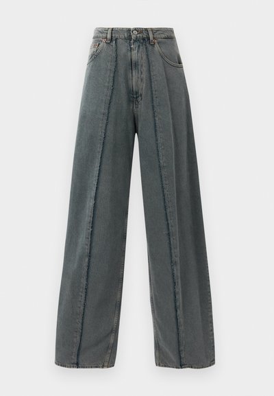 Blugi de denim gri închis, cu croi larg, talie înaltă, detalii de cusătură desfăcută care se extind vertical pe față și design clasic cu cinci buzunare.