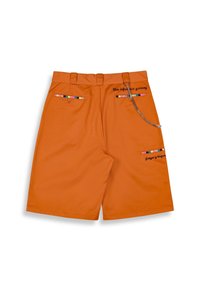 Pantalones cortos naranja con un acabado suave. Presenta acentos multicolores en los bolsillos y una cadena decorativa. Texto bordado en la parte trasera.